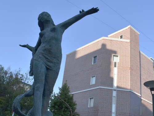 平和の女神像